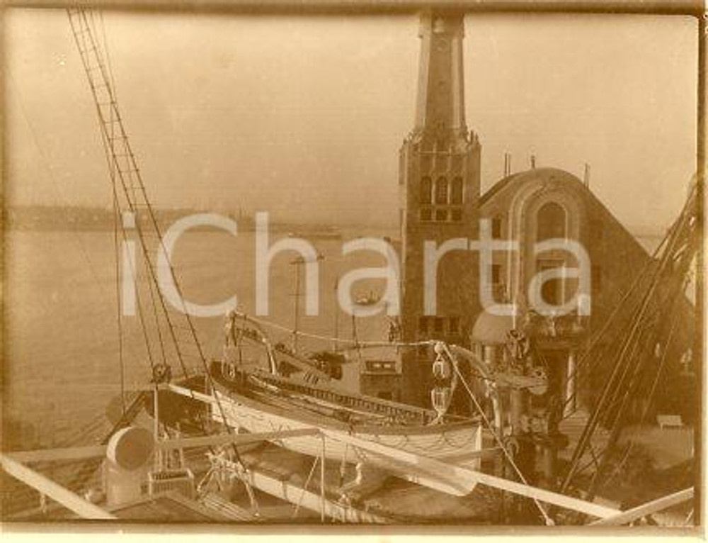 1925 ca BUENOS AIRES - Faro visto dalla nave - Fotografia 12x9 cm Fotografia originale d'epoca.La fotografia proviene da un più vasto album che documenta i viaggi di una famiglia persone attraverso l'Europa, il Nord Africa e il Sud America.Rappresenta un'interessante testimonianza di viaggi verso luoghi esotici e lontani o verso i principali monumenti dell'Europa dell'epoca. GOOD/buono  Formato: 12x9 cm originale e autentica 1