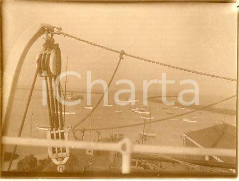 1925 ca BUENOS AIRES - Porto visto da una nave - Fotografia 12x9 cm Fotografia originale d'epoca.La fotografia proviene da un più vasto album che documenta i viaggi di una famigliaattraverso l'Europa, il Nord Africa e il Sud America.Rappresenta un'interessante testimonianza di viaggi verso luoghi esotici e lontani o verso i principali monumenti dell'Europa dell'epoca. GOOD/buono  Formato: 12x9 cm originale e autentica 1