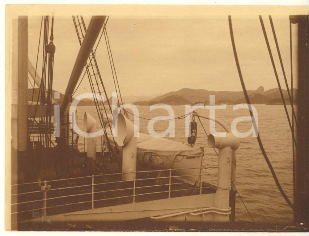 1925 ca BRASILE - Riva di RIO DE JANEIRO vista da una nave (1) - Foto 12x9 cm Fotografia originale d'epoca.La fotografia proviene da un più vasto album che documenta i viaggi di una famiglia attraverso l'Europa, il Nord Africa e il Sud America.Rappresenta un'interessante testimonianza di viaggi verso luoghi esotici e lontani o verso i principali monumenti dell'Europa dell'epoca. GOOD/buono  Formato: 12x9 cm originale e autentica 1