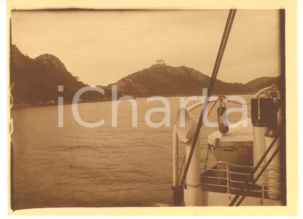 1925 ca BRASILE - Riva di RIO DE JANEIRO vista da una nave (2) - Foto 12x9 cm Fotografia originale d'epoca.La fotografia proviene da un più vasto album che documenta i viaggi di una famiglia attraverso l'Europa, il Nord Africa e il Sud America.Rappresenta un'interessante testimonianza di viaggi verso luoghi esotici e lontani o verso i principali monumenti dell'Europa dell'epoca. GOOD/buono  Formato: 12x9 cm originale e autentica 1