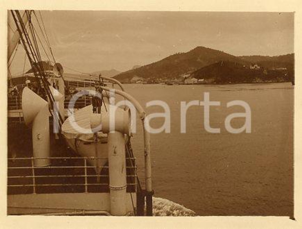 1925 ca BRASILE - Riva di RIO DE JANEIRO vista da una nave (3) - Foto 12x9 cm Fotografia originale d'epoca.La fotografia proviene da un più vasto album che documenta i viaggi di una famiglia attraverso l'Europa, il Nord Africa e il Sud America.Rappresenta un'interessante testimonianza di viaggi verso luoghi esotici e lontani o verso i principali monumenti dell'Europa dell'epoca. GOOD/buono  Formato: 12x9 cm originale e autentica 1