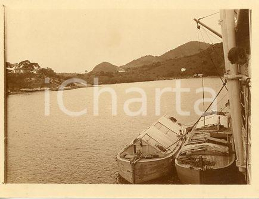1925 ca BRASILE - Riva di RIO DE JANEIRO vista da una nave (4) - Foto 12x9 cm Fotografia originale d'epoca.La fotografia proviene da un più vasto album che documenta i viaggi di una famiglia attraverso l'Europa, il Nord Africa e il Sud America.Rappresenta un'interessante testimonianza di viaggi verso luoghi esotici e lontani o verso i principali monumenti dell'Europa dell'epoca. GOOD/buono  Formato: 12x9 cm originale e autentica 1