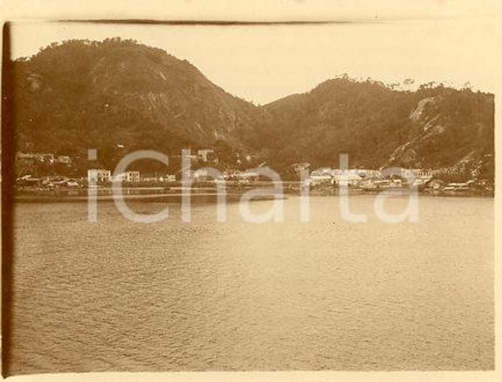 1925 ca BRASILE - Riva di RIO DE JANEIRO vista da una nave (5) - Foto 12x9 cm Fotografia originale d'epoca.La fotografia proviene da un più vasto album che documenta i viaggi di una famiglia attraverso l'Europa, il Nord Africa e il Sud America.Rappresenta un'interessante testimonianza di viaggi verso luoghi esotici e lontani o verso i principali monumenti dell'Europa dell'epoca. GOOD/buono  Formato: 12x9 cm originale e autentica 1