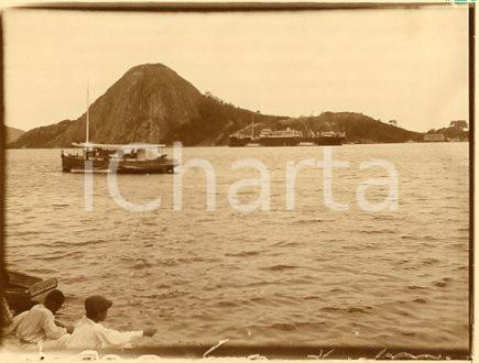 1925 ca BRASILE - Riva di RIO DE JANEIRO vista da una nave (6) - Foto 12x9 cm Fotografia originale d'epoca.La fotografia proviene da un più vasto album che documenta i viaggi di una famiglia attraverso l'Europa, il Nord Africa e il Sud America.Rappresenta un'interessante testimonianza di viaggi verso luoghi esotici e lontani o verso i principali monumenti dell'Europa dell'epoca. GOOD/buono  Formato: 12x9 cm originale e autentica 1