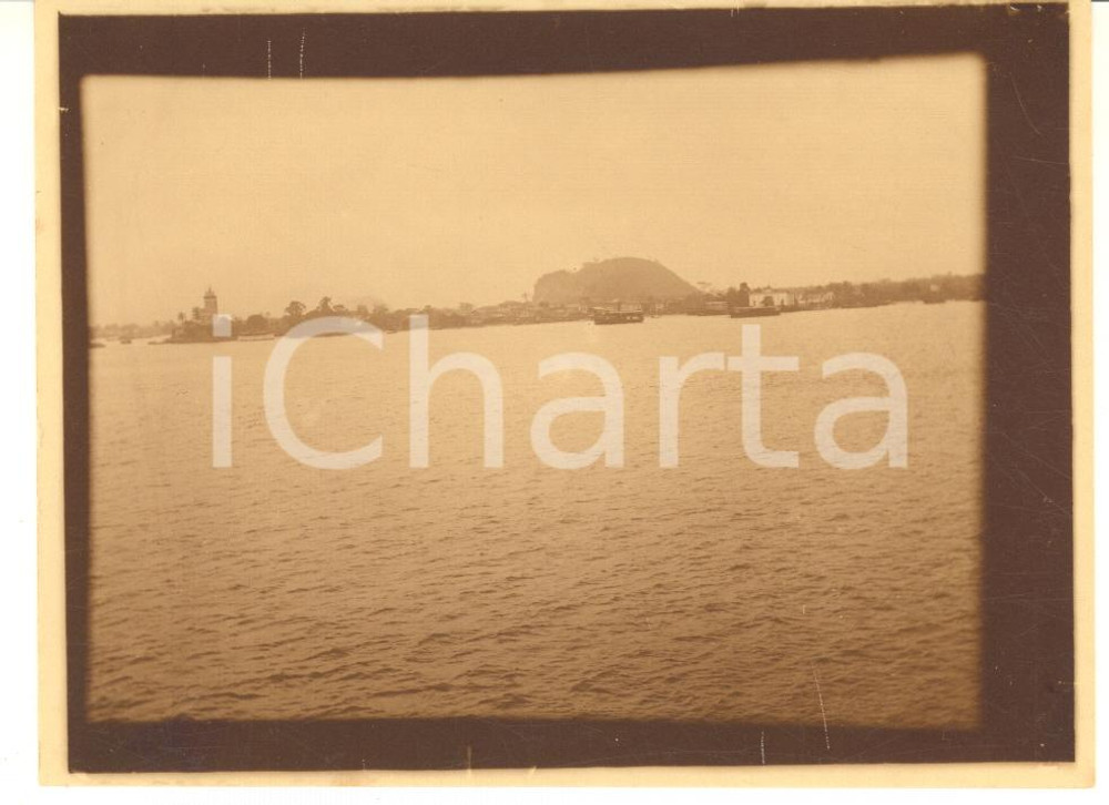 1925 ca BRASILE - Riva di RIO DE JANEIRO vista da una nave (7) - Foto 12x9 cm Fotografia originale d'epoca.La fotografia proviene da un più vasto album che documenta i viaggi di una famiglia attraverso l'Europa, il Nord Africa e il Sud America.Rappresenta un'interessante testimonianza di viaggi verso luoghi esotici e lontani o verso i principali monumenti dell'Europa dell'epoca. GOOD/buono  Formato: 12x9 cm originale e autentica 1