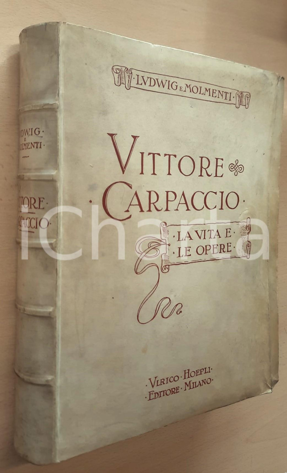 1906 LUDWIG e MOLMENTI Vittore Carpaccio - La vita e le opere HOEPLI Pregevole volume con coperta in pergamena, titoli in rosso al dorso e al piatto.Con 225 illustrazioni nel testo.PAGINE: 307 + 62 tavole f.t.EDITORE: Ulrico Hoepli - Milano  FAIR/discreto buone condizioni generali, ma legatura lenta per qualche fascicolo e strappi alla velina che protegge l'illustrazione in antiporta FORMATO: 31x23 cm originale e autentica 1