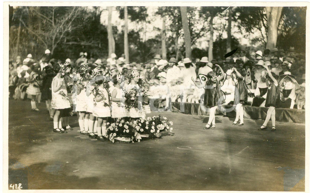 1928 CONGO BELGE Visite roi Albert I - Cortège enfants ^Photo L. GABRIEL 412 Fotografia originale d'epoca, scattata durante la visita dei sovrani Alberto I ed Elisabetta del Belgio in Congo.Timbro del fotografo al verso.FOTOGRAFO: L&eacute;opold Gabriel - Panda - KatangaFORMATO: 14x9 cmCONDIZIONI: G     originale e autentica 1