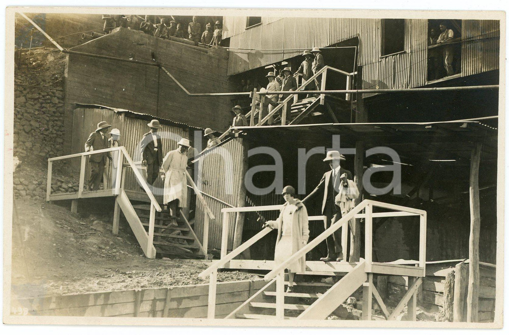 1928 CONGO BELGE Roi Albert I Reine Elisabeth visitent mines du KATANGA Photo 3 Fotografia originale d'epoca, scattata durante la visita dei sovrani Alberto I ed Elisabetta del Belgio in Congo.Timbro del fotografo al verso.FOTOGRAFO: L&eacute;opold Gabriel - Panda - Katanga FAIR/discreto lievi aloni marginali Formato: 14x9 cm originale e autentica 1