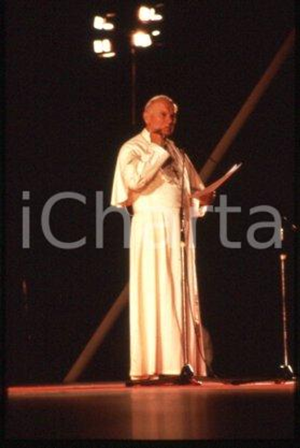 35mm vintage slide* 1986 LYON - FRANCE Giovanni Paolo II (11)  Diapositiva d'epoca, in formato 35 mm.CONDIZIONI: GOODE' severamente vietata la riproduzione. Tutti i diritti sono riservati.Nella diapositiva ICharta mette in vendita, sul negozio eBay e in esclusiva sul sito "icharta" il proprio archivio composto da numerose diapositive e negativi fotografici d'epoca, tutti originali e autentici, che attraversano la storia del costume italiano tra gli la fine degli anni Sessanta e Novanta.Si tratta di uno sguardo inedito sull'attualit&agrave;, la politica, la vita quotidiana, il gossip e la cultura, che fotografa il cambiamento della nazione in quest'ultimo scorcio del XX secolo. Un'occasione unica per il mercato del collezionismo, che vede finalmente disponibile un archivio eccezionale per vastit&agrave;, tematiche e condizioni, in un settore (il negativo fotografico e la diapositiva) di assoluta novit&agrave; e dalle interessanti prospettive di investimento.  FAIR/discreto   originale e autentica 1