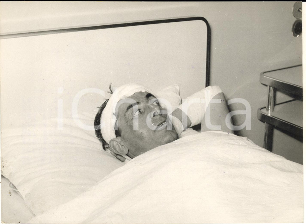 1959 SPINETTA MARENGO Fausto COPPI in ospedale dopo un incidente *Foto Fotografia d'epoca, con didascalia coeva al verso. CONDIZIONI: FAIR (sovraimpressione, lieve piegatura angolare e lievi macchie di inchiostro)FORMATO: 18x13 cm    originale e autentica 1