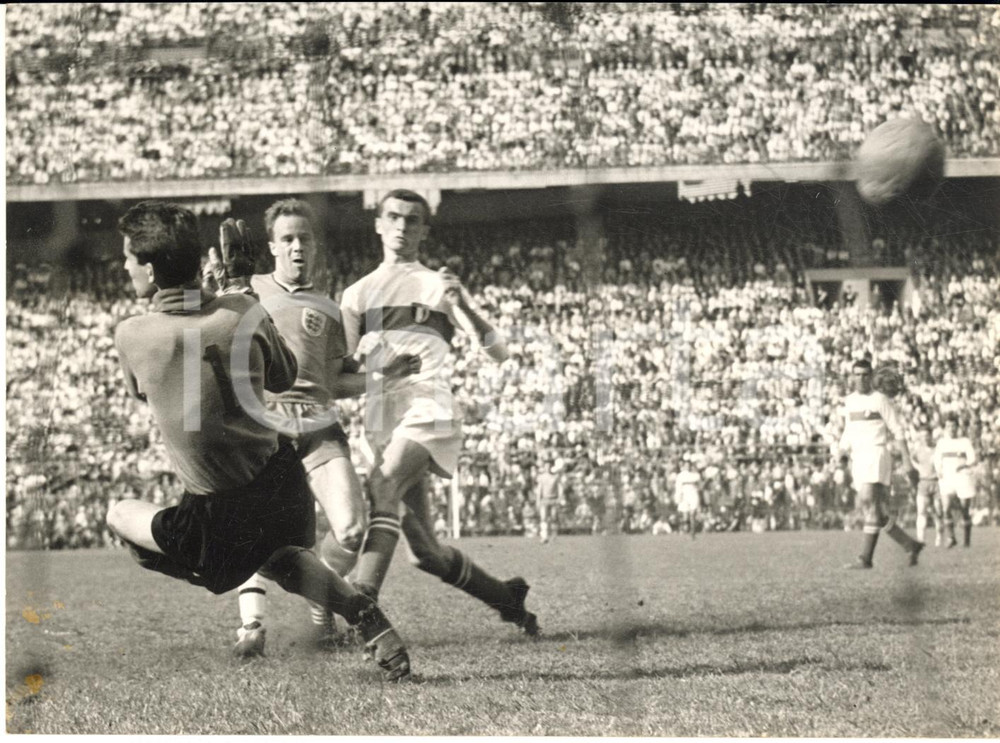 1959 MILANO CALCIO Nazionale U23 ITALIA vs INGHILTERRA - Azione in area italiana Fotografia d'epoca, con didascalia coeva.CONDIZIONI: FAIR (sovraimpressione lineare e bruniture)FORMATO: 18x13 cm     originale e autentica 1