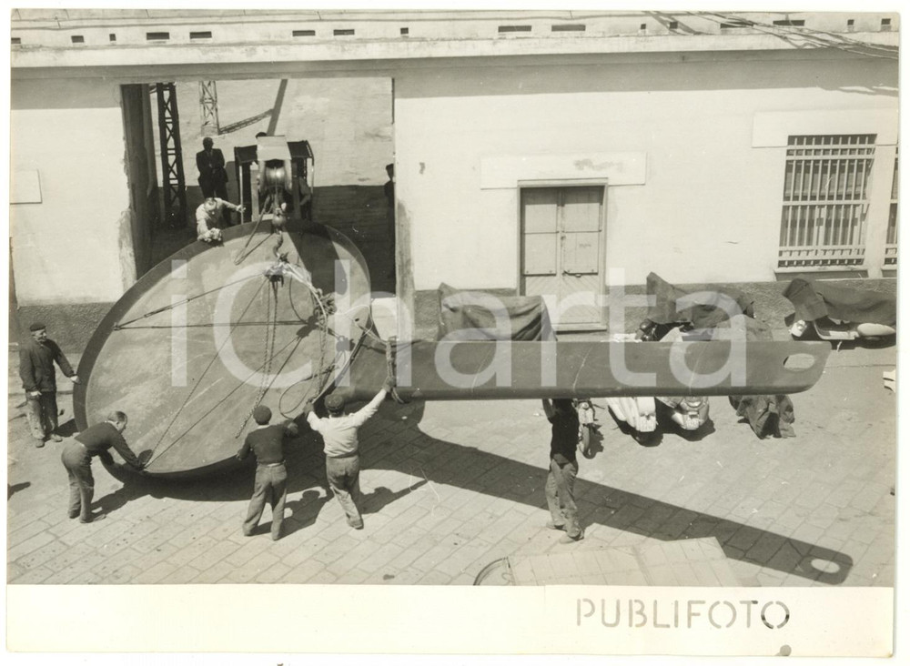 1954 GENOVA Partenza padella gigante per la Sagra del Pesce a Camogli Fotografia d'epoca, con didascalia coeva al verso. CONDIZIONI: FAIR (sovraimpressione circolare al lato sinistro, lieve increspatura al margine inferiore e difetti di stampa)FORMATO: 18x13 cm    originale e autentica 1
