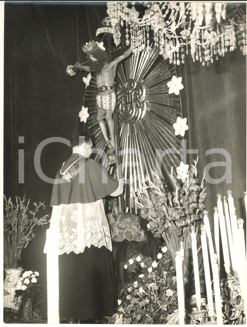 1961 BORZONASCA (GE) Festa SS. Cristo Miracoloso - Prete in preghiera *Foto Fotografia d'epoca con didascalia coeva al verso. FAIR/discreto graffi superficiali Formato: 18x24 cm originale e autentica 1