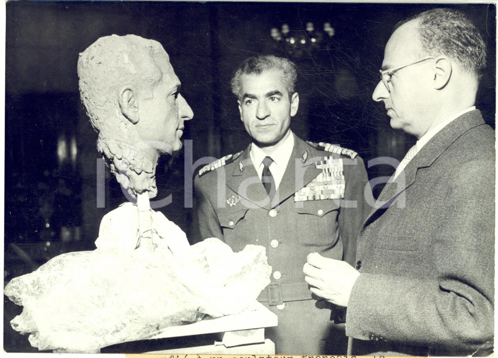 1959 PARIS Guy-Charles REVOL con busto per lo Shah Mohammad Reza PAHLAVI  Fotografia d'epoca con didascalia coeva al verso.   POOR/danneggiato piegature angolari e al lato destro Formato: 18x13 cm originale e autentica 1