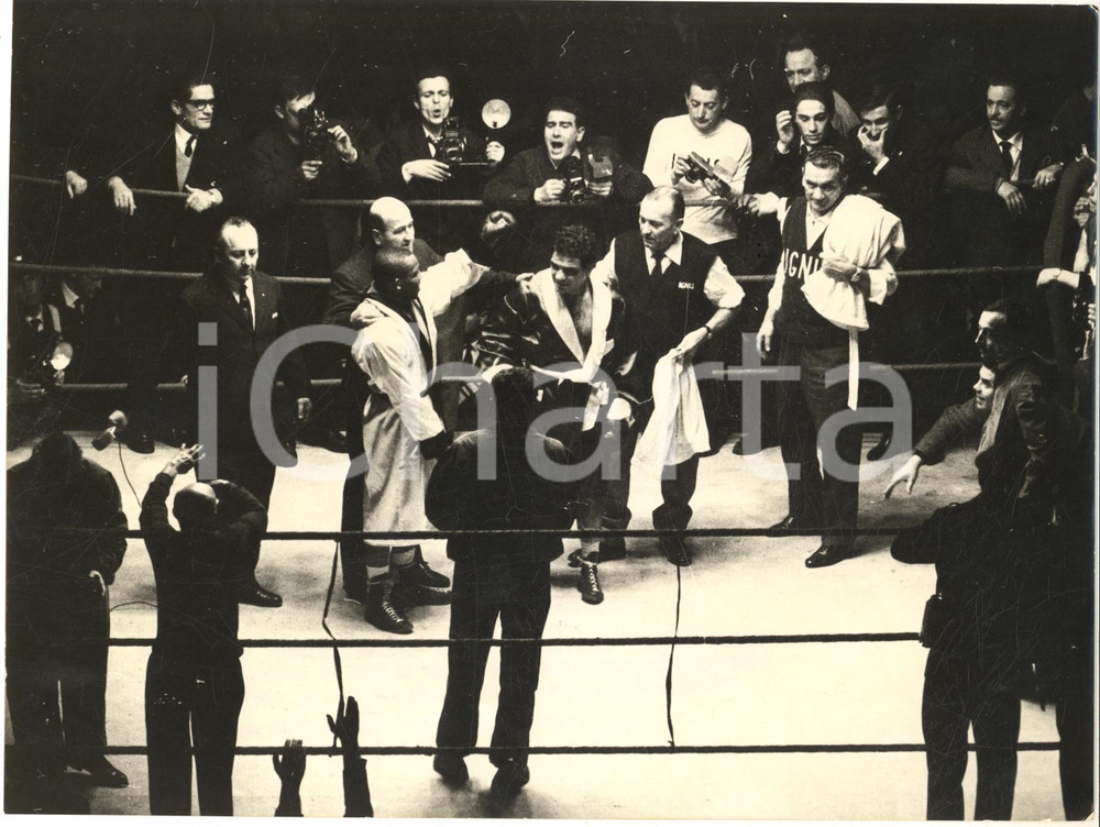 1962 MILANO BOXE Duilio LOI campione mondiale Welters jr vs Eddie PERKINS Fotografia d'epoca con didascalia coeva al verso.  CONDIZIONI: FAIR (piegature al margine superiore; difetti di stampa)FORMATO: 24x18 cm    originale e autentica 1