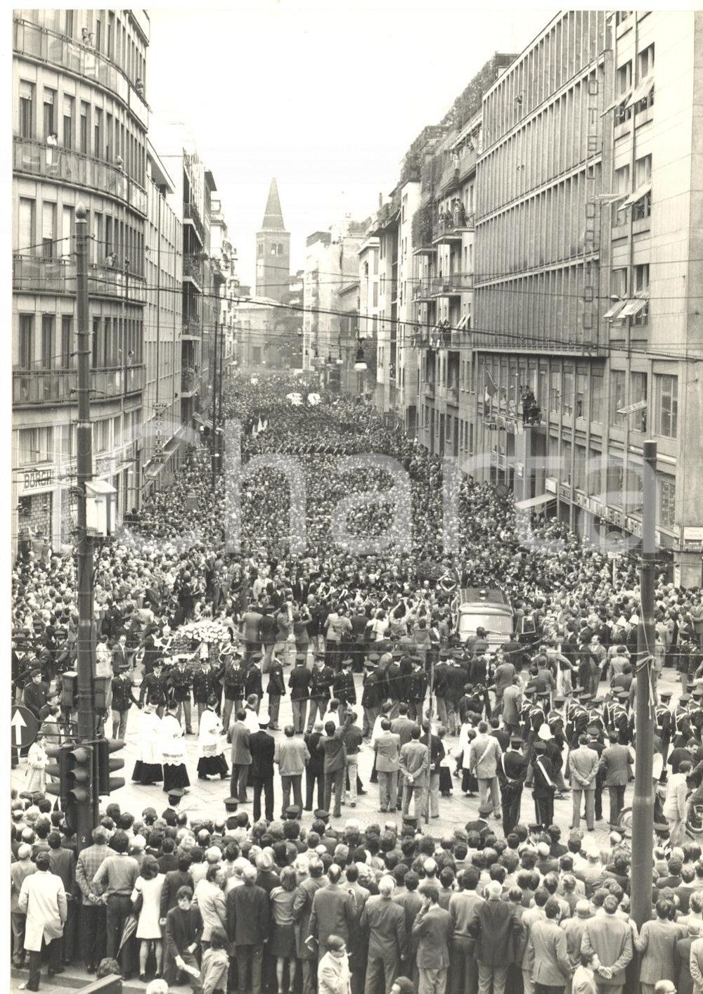 1972 MILANO Funerali commissario Luigi CALABRESI Folla in via Fatebenefratelli Fotografia d'epoca con didascalia coeva.  CONDIZIONI: G (ma minime piegature)FORMATO: 13x18 cm     originale e autentica 1