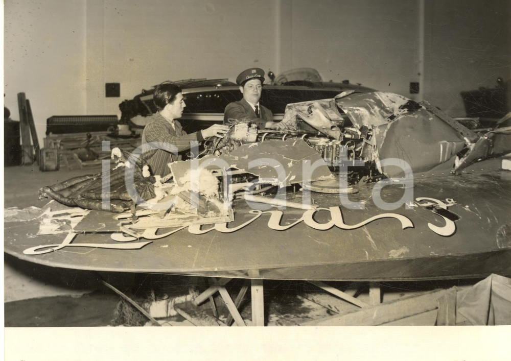 1954 SARNICO MOTONAUTICA Scafo distrutto dopo incidente mortale a Mario VERGA  Fotografia d'epoca con didascalia coeva al verso.    CONDIZIONI: FAIR (piegatura marginale e lieve sovraimpressione) FORMATO: 18x13 cm     originale e autentica 1