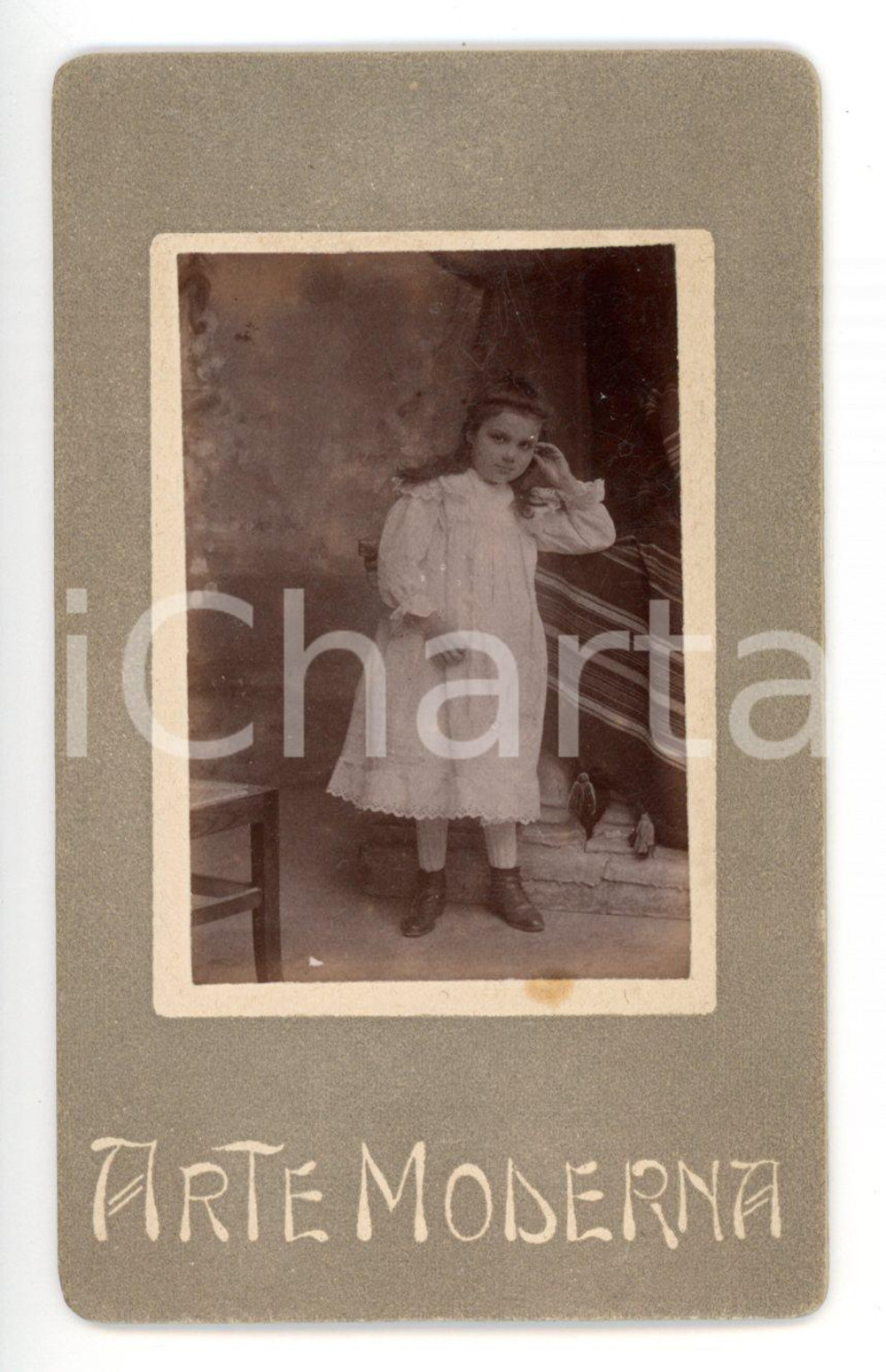 1900 ca TORINO Ritratto di bambina in abito chiaro *Foto A. COLOMBO CDV Fotografia d'epoca montata su cartoncino rigido.FOTOGRAFO: A. Colombo / Arte Moderna - Torino, via Roma 9 CONDIZIONI: G (ma piccola macchia al margine inferiore)FORMATO: CDV    originale e autentica 1
