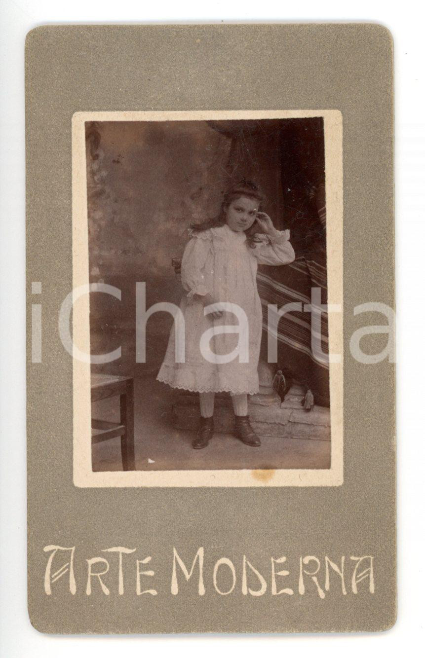 Fotografia d epoca originale 1900 ca TORINO Ritratto di bambina in abito chiaro Foto A. COLOMBO CDV 1