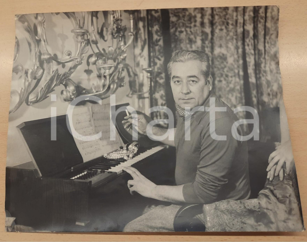 Fotografia d epoca originale 1970 ca MILANO Bruno CASSINARI  Ritratto al pianoforte  Foto 30x24 cm 1