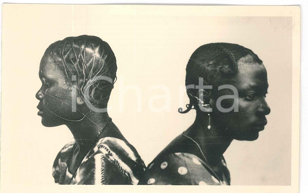 1930 ca C. ZAGOURSKI «L'Afrique qui disparaît» Coiffures africaines n°154  Fotocartolina postale d'epoca, appartenente alla serie «L'Afrique qui disparaît» del fotografo Casimir Zagourski (Léopoldville).N° 154, non viaggiata.Al verso timbro: "Henri Nicaise Photographe - Namur" GOOD/buono  Formato: 14x9 cm originale e autentica 1
