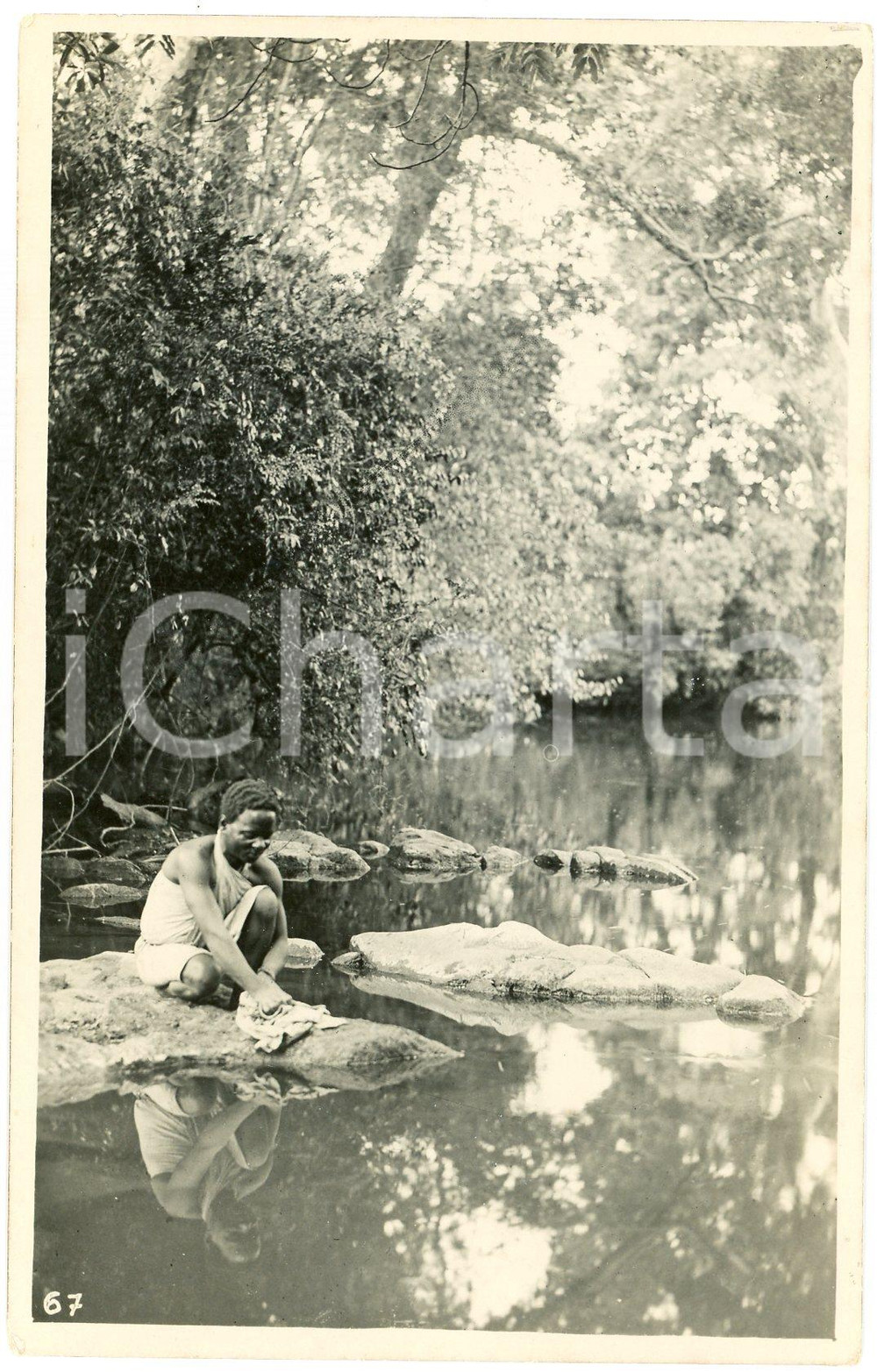 Fotografia d epoca originale 1930 ca CONGO BELGE Rivière PANDA  Fille lave le linge Photo L. GABRIEL 67 1