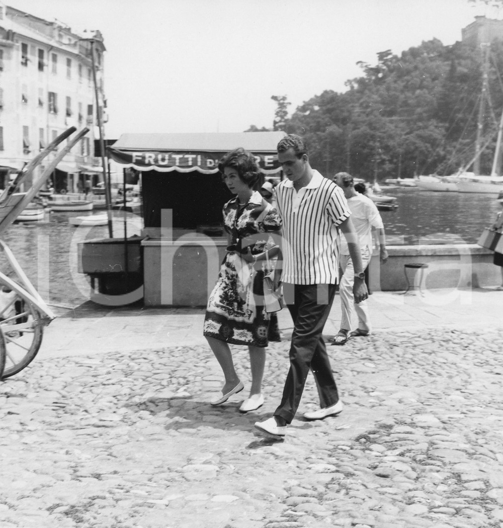 1962 PORTOFINO Juan Carlos di Borbone a passeggio con Sofia di Grecia Foto 2 1962Fotografia vintage rara d'epoca.Timbro archivio Publifoto Genova al verso.FORMATO: 18x19 cm CONDIZIONI: G ICHARTA mette in vendita le stampe vintage della collezione Publifoto Genova, per la maggior parte inedita o in tiratura di pochi esemplari. Si tratta di un'ottima opportunit&agrave; di investimento per i collezionisti di fotografie d'epoca.    originale e autentica 1