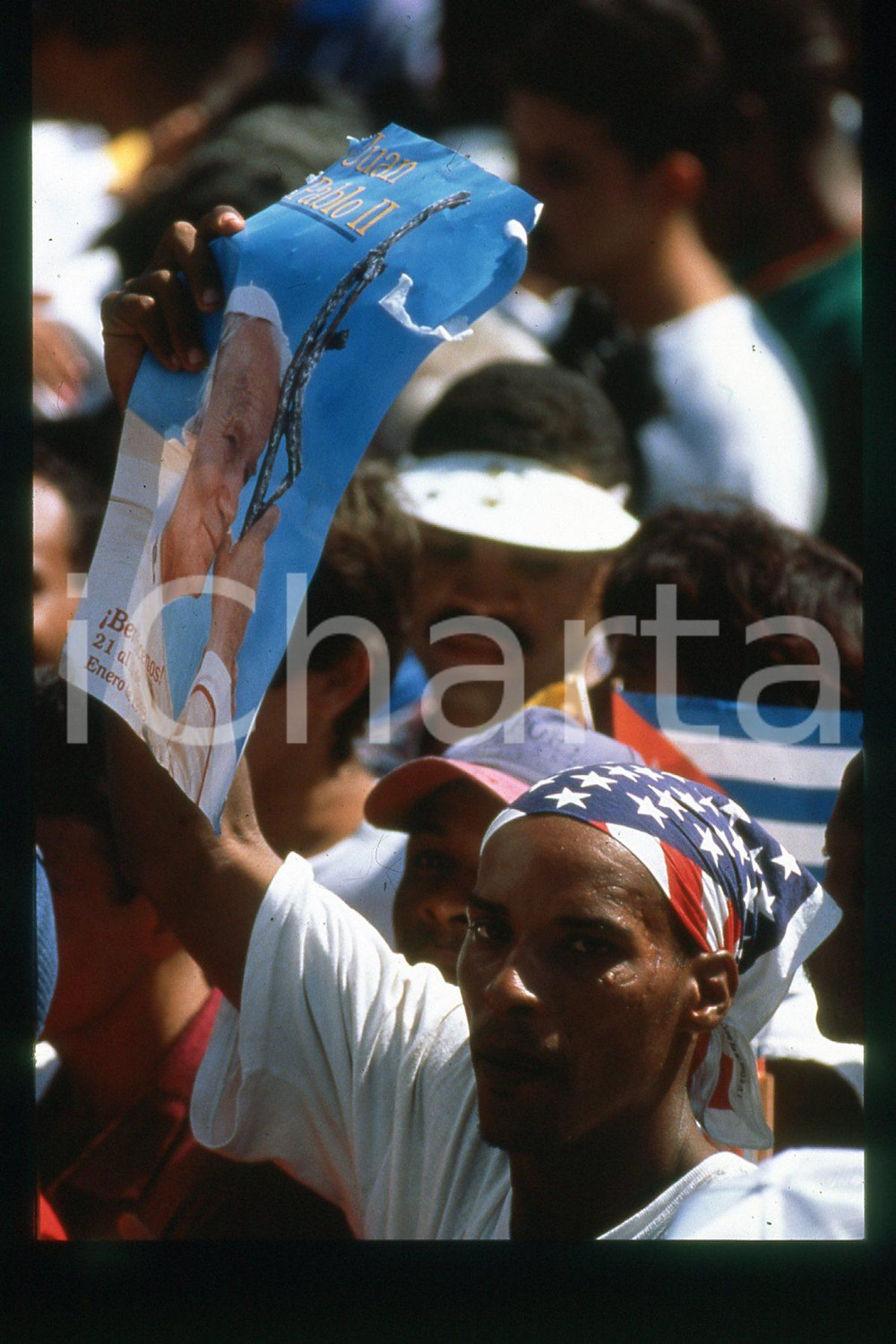 35mm vintage slide *1998 SANTIAGO CUBA Messa GIOVANNI PAOLO II Piazza Maceo (4)  Diapositiva d'epoca, in formato 35 mm.CONDIZIONI: GOODE' severamente vietata la riproduzione. Tutti i diritti sono riservati.Nella diapositiva ICharta mette in vendita, sul negozio eBay e in esclusiva sul sito "icharta" il proprio archivio composto da numerose diapositive e negativi fotografici d'epoca, tutti originali e autentici, che attraversano la storia del costume italiano tra gli la fine degli anni Sessanta e Novanta.Si tratta di uno sguardo inedito sull'attualit&agrave;, la politica, la vita quotidiana, il gossip e la cultura, che fotografa il cambiamento della nazione in quest'ultimo scorcio del XX secolo. Un'occasione unica per il mercato del collezionismo, che vede finalmente disponibile un archivio eccezionale per vastit&agrave;, tematiche e condizioni, in un settore (il negativo fotografico e la diapositiva) di assoluta novit&agrave; e dalle interessanti prospettive di investimento.  FAIR/discreto   originale e autentica 1