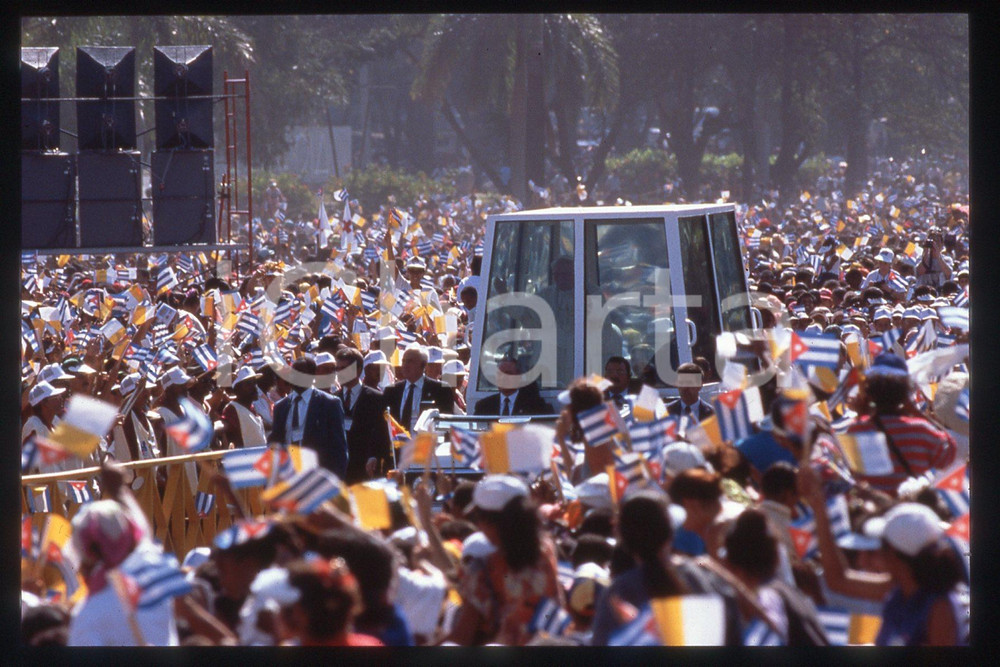 35mm vintage slide *1998 SANTIAGO CUBA Messa GIOVANNI PAOLO II Piazza Maceo (5)  Diapositiva d'epoca, in formato 35 mm.CONDIZIONI: GOODE' severamente vietata la riproduzione. Tutti i diritti sono riservati.Nella diapositiva ICharta mette in vendita, sul negozio eBay e in esclusiva sul sito "icharta" il proprio archivio composto da numerose diapositive e negativi fotografici d'epoca, tutti originali e autentici, che attraversano la storia del costume italiano tra gli la fine degli anni Sessanta e Novanta.Si tratta di uno sguardo inedito sull'attualit&agrave;, la politica, la vita quotidiana, il gossip e la cultura, che fotografa il cambiamento della nazione in quest'ultimo scorcio del XX secolo. Un'occasione unica per il mercato del collezionismo, che vede finalmente disponibile un archivio eccezionale per vastit&agrave;, tematiche e condizioni, in un settore (il negativo fotografico e la diapositiva) di assoluta novit&agrave; e dalle interessanti prospettive di investimento.  FAIR/discreto   originale e autentica 1