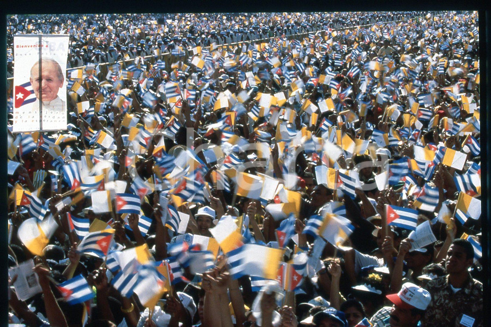 35mm vintage slide *1998 SANTIAGO CUBA Messa GIOVANNI PAOLO II Piazza Maceo (1)  Diapositiva d'epoca, in formato 35 mm.CONDIZIONI: GOODE' severamente vietata la riproduzione. Tutti i diritti sono riservati.Nella diapositiva ICharta mette in vendita, sul negozio eBay e in esclusiva sul sito "icharta" il proprio archivio composto da numerose diapositive e negativi fotografici d'epoca, tutti originali e autentici, che attraversano la storia del costume italiano tra gli la fine degli anni Sessanta e Novanta.Si tratta di uno sguardo inedito sull'attualit&agrave;, la politica, la vita quotidiana, il gossip e la cultura, che fotografa il cambiamento della nazione in quest'ultimo scorcio del XX secolo. Un'occasione unica per il mercato del collezionismo, che vede finalmente disponibile un archivio eccezionale per vastit&agrave;, tematiche e condizioni, in un settore (il negativo fotografico e la diapositiva) di assoluta novit&agrave; e dalle interessanti prospettive di investimento.  FAIR/discreto   originale e autentica 1