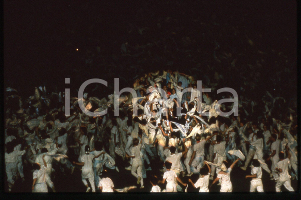 35mm vintage slide* 1986 LYON Visita pastorale papa GIOVANNI PAOLO II (1)  Diapositiva d'epoca, in formato 35 mm.CONDIZIONI: GOODE' severamente vietata la riproduzione. Tutti i diritti sono riservati.Nella diapositiva ICharta mette in vendita, sul negozio eBay e in esclusiva sul sito "icharta" il proprio archivio composto da numerose diapositive e negativi fotografici d'epoca, tutti originali e autentici, che attraversano la storia del costume italiano tra gli la fine degli anni Sessanta e Novanta.Si tratta di uno sguardo inedito sull'attualit&agrave;, la politica, la vita quotidiana, il gossip e la cultura, che fotografa il cambiamento della nazione in quest'ultimo scorcio del XX secolo. Un'occasione unica per il mercato del collezionismo, che vede finalmente disponibile un archivio eccezionale per vastit&agrave;, tematiche e condizioni, in un settore (il negativo fotografico e la diapositiva) di assoluta novit&agrave; e dalle interessanti prospettive di investimento.  FAIR/discreto   originale e autentica 1