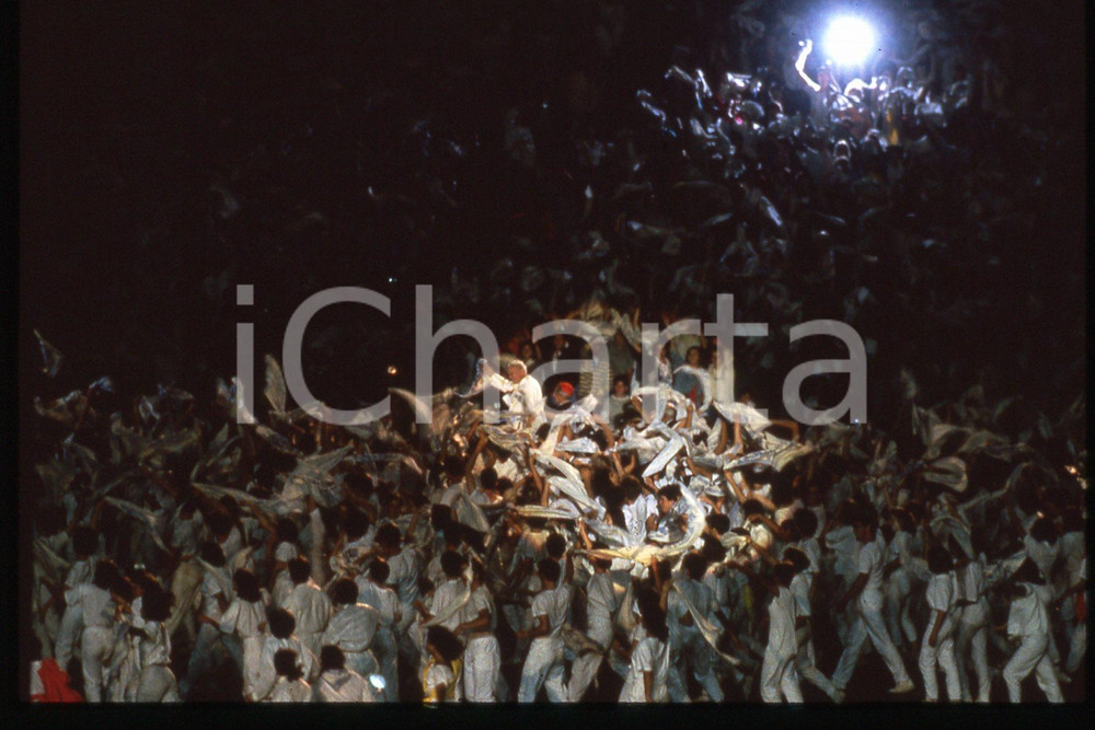 35mm vintage slide* 1986 LYON Visita pastorale papa GIOVANNI PAOLO II (3)  Diapositiva d'epoca, in formato 35 mm.CONDIZIONI: GOODE' severamente vietata la riproduzione. Tutti i diritti sono riservati.Nella diapositiva ICharta mette in vendita, sul negozio eBay e in esclusiva sul sito "icharta" il proprio archivio composto da numerose diapositive e negativi fotografici d'epoca, tutti originali e autentici, che attraversano la storia del costume italiano tra gli la fine degli anni Sessanta e Novanta.Si tratta di uno sguardo inedito sull'attualit&agrave;, la politica, la vita quotidiana, il gossip e la cultura, che fotografa il cambiamento della nazione in quest'ultimo scorcio del XX secolo. Un'occasione unica per il mercato del collezionismo, che vede finalmente disponibile un archivio eccezionale per vastit&agrave;, tematiche e condizioni, in un settore (il negativo fotografico e la diapositiva) di assoluta novit&agrave; e dalle interessanti prospettive di investimento.  FAIR/discreto   originale e autentica 1