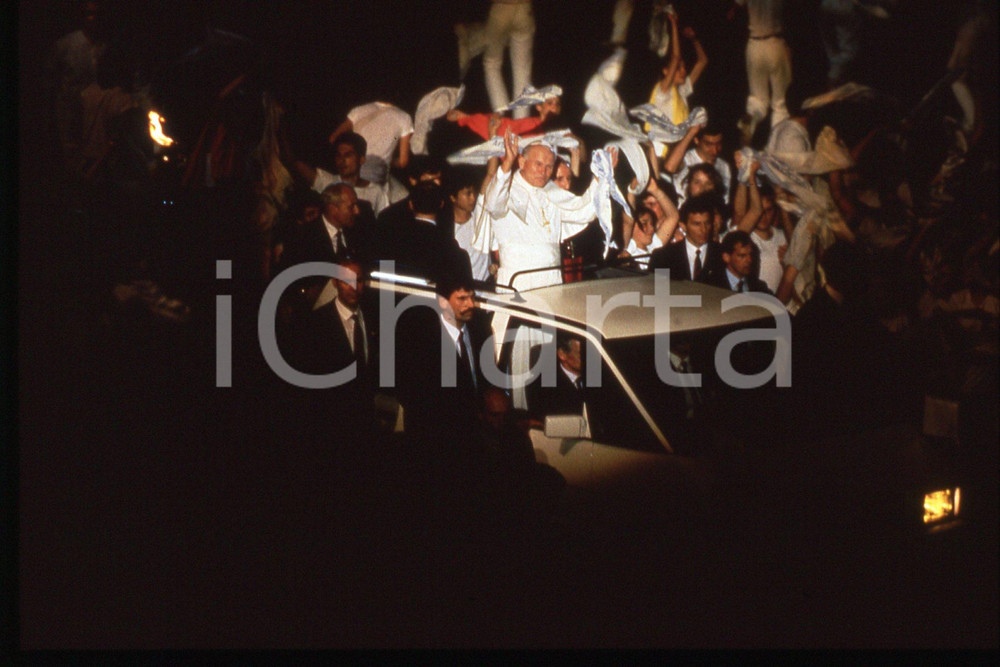 35mm vintage slide* 1986 LYON Visita pastorale papa GIOVANNI PAOLO II (4)  Diapositiva d'epoca, in formato 35 mm.CONDIZIONI: GOODE' severamente vietata la riproduzione. Tutti i diritti sono riservati.Nella diapositiva ICharta mette in vendita, sul negozio eBay e in esclusiva sul sito "icharta" il proprio archivio composto da numerose diapositive e negativi fotografici d'epoca, tutti originali e autentici, che attraversano la storia del costume italiano tra gli la fine degli anni Sessanta e Novanta.Si tratta di uno sguardo inedito sull'attualit&agrave;, la politica, la vita quotidiana, il gossip e la cultura, che fotografa il cambiamento della nazione in quest'ultimo scorcio del XX secolo. Un'occasione unica per il mercato del collezionismo, che vede finalmente disponibile un archivio eccezionale per vastit&agrave;, tematiche e condizioni, in un settore (il negativo fotografico e la diapositiva) di assoluta novit&agrave; e dalle interessanti prospettive di investimento.  FAIR/discreto   originale e autentica 1