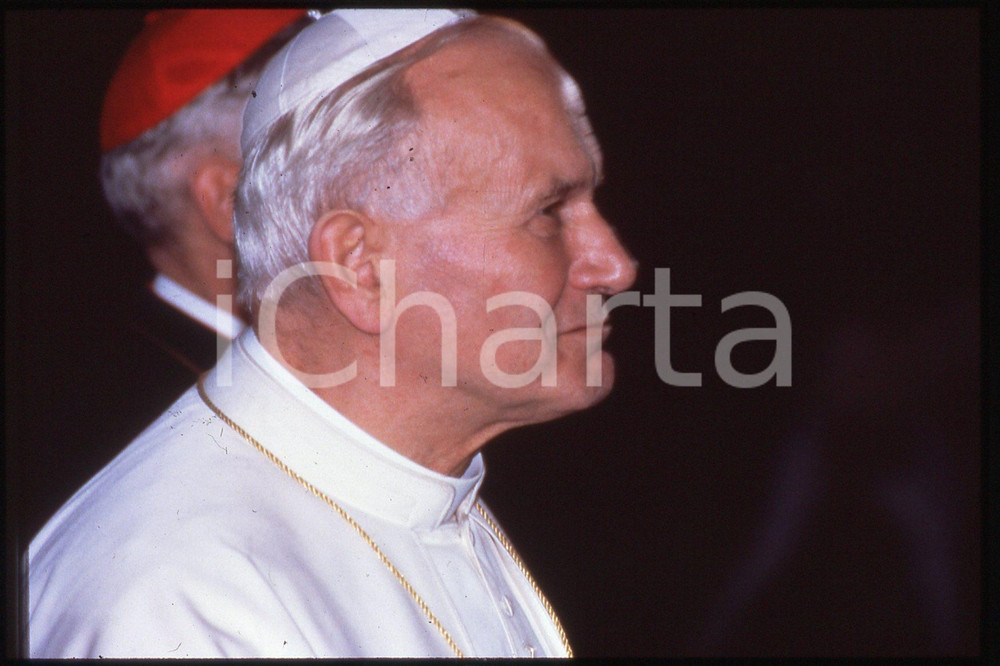 35mm vintage slide* 1986 LYON - FRANCE Pastoral visit GIOVANNI PAOLO II 3  Diapositiva d'epoca, in formato 35 mm.CONDIZIONI: GOODE' severamente vietata la riproduzione. Tutti i diritti sono riservati.Nella diapositiva ICharta mette in vendita, sul negozio eBay e in esclusiva sul sito "icharta" il proprio archivio composto da numerose diapositive e negativi fotografici d'epoca, tutti originali e autentici, che attraversano la storia del costume italiano tra gli la fine degli anni Sessanta e Novanta.Si tratta di uno sguardo inedito sull'attualit&agrave;, la politica, la vita quotidiana, il gossip e la cultura, che fotografa il cambiamento della nazione in quest'ultimo scorcio del XX secolo. Un'occasione unica per il mercato del collezionismo, che vede finalmente disponibile un archivio eccezionale per vastit&agrave;, tematiche e condizioni, in un settore (il negativo fotografico e la diapositiva) di assoluta novit&agrave; e dalle interessanti prospettive di investimento.  FAIR/discreto   originale e autentica 1