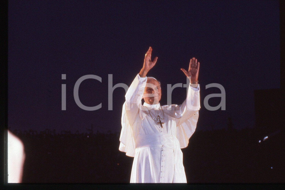 35mm vintage slide* 1986 LYON - FRANCE Pastoral visit GIOVANNI PAOLO II 4  Diapositiva d'epoca, in formato 35 mm.CONDIZIONI: GOODE' severamente vietata la riproduzione. Tutti i diritti sono riservati.Nella diapositiva ICharta mette in vendita, sul negozio eBay e in esclusiva sul sito "icharta" il proprio archivio composto da numerose diapositive e negativi fotografici d'epoca, tutti originali e autentici, che attraversano la storia del costume italiano tra gli la fine degli anni Sessanta e Novanta.Si tratta di uno sguardo inedito sull'attualit&agrave;, la politica, la vita quotidiana, il gossip e la cultura, che fotografa il cambiamento della nazione in quest'ultimo scorcio del XX secolo. Un'occasione unica per il mercato del collezionismo, che vede finalmente disponibile un archivio eccezionale per vastit&agrave;, tematiche e condizioni, in un settore (il negativo fotografico e la diapositiva) di assoluta novit&agrave; e dalle interessanti prospettive di investimento.  FAIR/discreto   originale e autentica 1