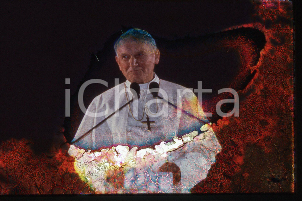 35mm vintage slide* 1986 LYON - FRANCE Pastoral visit GIOVANNI PAOLO II 5  Diapositiva d'epoca, in formato 35 mm.CONDIZIONI: GOODE' severamente vietata la riproduzione. Tutti i diritti sono riservati.Nella diapositiva ICharta mette in vendita, sul negozio eBay e in esclusiva sul sito "icharta" il proprio archivio composto da numerose diapositive e negativi fotografici d'epoca, tutti originali e autentici, che attraversano la storia del costume italiano tra gli la fine degli anni Sessanta e Novanta.Si tratta di uno sguardo inedito sull'attualit&agrave;, la politica, la vita quotidiana, il gossip e la cultura, che fotografa il cambiamento della nazione in quest'ultimo scorcio del XX secolo. Un'occasione unica per il mercato del collezionismo, che vede finalmente disponibile un archivio eccezionale per vastit&agrave;, tematiche e condizioni, in un settore (il negativo fotografico e la diapositiva) di assoluta novit&agrave; e dalle interessanti prospettive di investimento.  FAIR/discreto   originale e autentica 1
