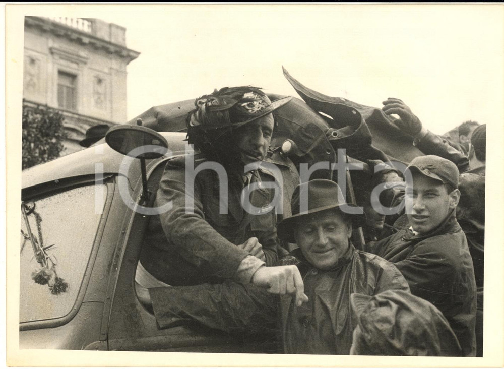 1954 TRIESTE ITALIANA Cittadini in festa accolgono i bersaglieri ^Foto 18x13 Fotografia d'epoca, con didascalia dattiloscritta coeva.CONDIZIONI: G (ma lieve sovraimpressione circolare e minima piegatura centrale)FORMATO: 18x13 cm     originale e autentica 1