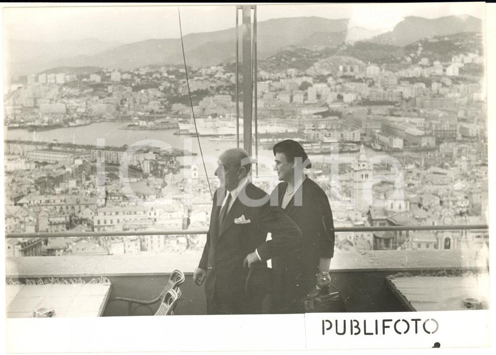 1953 GENOVA Premier Alexandros PAPAGOS al ristorante OLIMPO con la moglie ^Foto  Fotografia d'epoca, scattata presso il ristorante Olimpo (poi Terrazza Martini) sul grattacielo di piazza Dante a Genova.  CONDIZIONI: G (ma difetti di stampa) FORMATO: 18x13 cm     originale e autentica 1