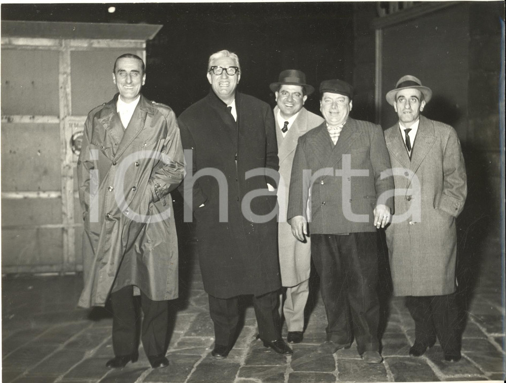 1959 GENOVA Piazza Fossatello - Mario CAROTENUTO a passeggio *Foto 24x18 Fotografia d'epoca con didascalia coeva al verso. CONDIZIONI: G     originale e autentica 1