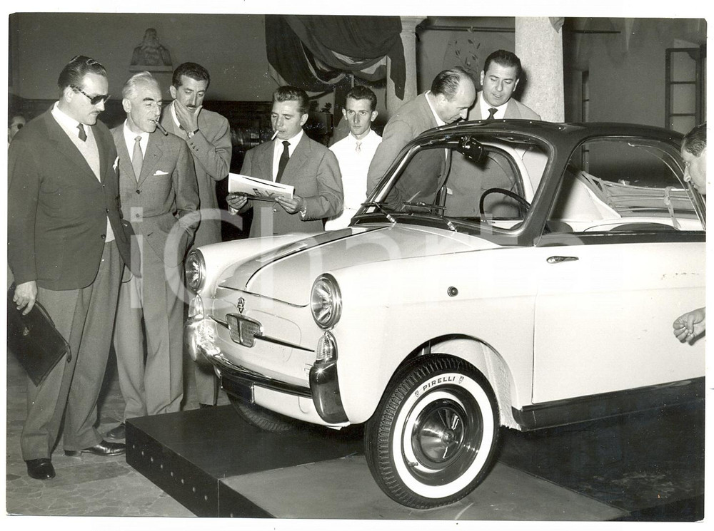 1957 MILANO Museo della Scienza - Presentazione AUTOBIANCHI BIANCHINA 2  Fotografia d'epoca con didascalia coeva al verso.   CONDIZIONI: G FORMATO: 18x13 cm     originale e autentica 1