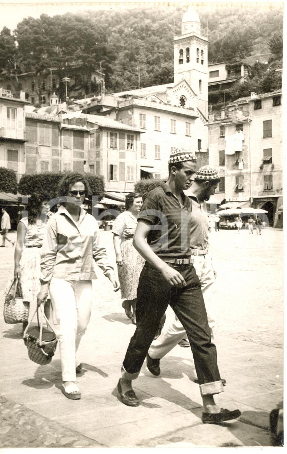 1959 PORTOFINO Principe Juan Carlos di Borbone in vacanza - Foto 12x18 cm  Fotografia d'epoca con didascalia coeva.  CONDIZIONI: G (ma lieve brunitura al margine superiore)  FORMATO: 12x18  cm    originale e autentica 1