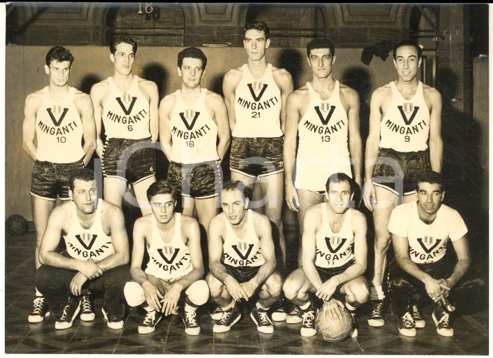 1955 BOLOGNA BASKET Squadra VIRTUS MINGANTI campione d'Italia - Foto Fotografia d'epoca con didascalia coeva al verso.  CONDIZIONI: FAIR (sovraimpressione al margine superiore) FORMATO:  18x13 cm    originale e autentica 1