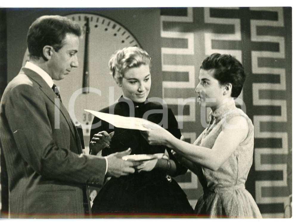 1957 LASCIA O RADDOPPIA Mike BONGIORNO con Maria Welda PONTI *Foto 18x13 cm Fotografia d'epoca con didascalia coeva.  CONDIZIONI: FAIR (alone diffuso; bassa qualit&agrave; di stampa; piccola piegatura al margine sinistro) FORMATO: 18x13 cm     originale e autentica 1