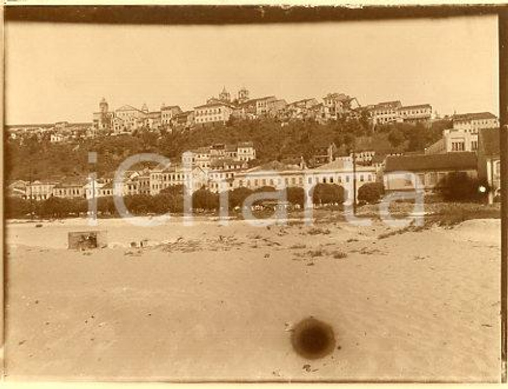 1925 ca BRASILE RIO DE JANEIRO Veduta dalla spiaggia - Fotografia 12x9 cm Fotografia originale d'epoca.La fotografia proviene da un più vasto album che documenta i viaggi di una famiglia attraverso l'Europa, il Nord Africa e il Sud America.Rappresenta un'interessante testimonianza di viaggi verso luoghi esotici e lontani o verso i principali monumenti dell'Europa dell'epoca. FAIR/discreto difetto di stampa Formato: 12x9 cm originale e autentica 1