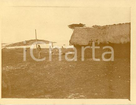 1925 ca BRASILE Area di RIO DE JANEIRO - Bagnanti presso una capanna - Foto 12x9 Fotografia originale d'epoca.La fotografia proviene da un più vasto album che documenta i viaggi di una famiglia attraverso l'Europa, il Nord Africa e il Sud America.Rappresenta un'interessante testimonianza di viaggi verso luoghi esotici e lontani o verso i principali monumenti dell'Europa dell'epoca. GOOD/buono  Formato: 12x9 cm originale e autentica 1