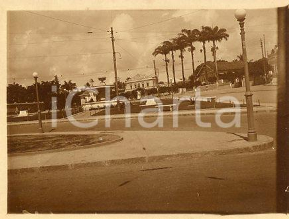 1925 ca BRASILE RIO DE JANEIRO Veduta di una piazza- Fotografia 12x9 cm Fotografia originale d'epoca.La fotografia proviene da un più vasto album che documenta i viaggi di una famiglia attraverso l'Europa, il Nord Africa e il Sud America.Rappresenta un'interessante testimonianza di viaggi verso luoghi esotici e lontani o verso i principali monumenti dell'Europa dell'epoca. GOOD/buono  Formato: 12x9 cm originale e autentica 1