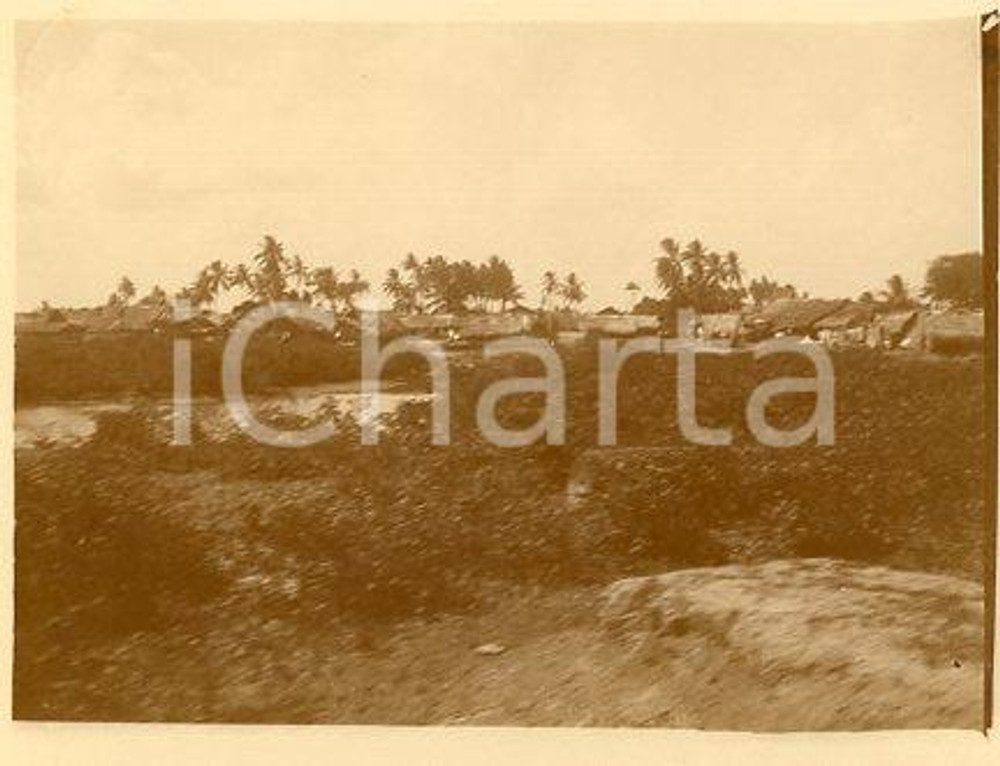 1925 ca BRASILE RIO DE JANEIRO Veduta di un sobborgo *Foto 12x9 cm (2) Fotografia originale d'epoca.La fotografia proviene da un più vasto album che documenta i viaggi di una famiglia attraverso l'Europa, il Nord Africa e il Sud America.Rappresenta un'interessante testimonianza di viaggi verso luoghi esotici e lontani o verso i principali monumenti dell'Europa dell'epoca. POOR/danneggiato piccolo strappo al lato superiore Formato: 12x9 cm originale e autentica 1