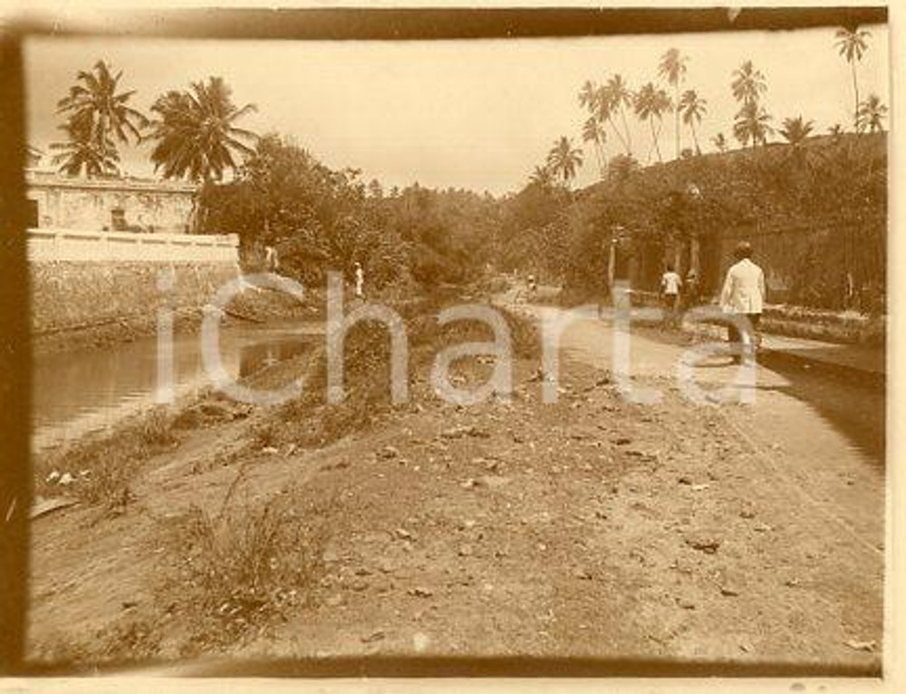 1925 ca BRASILE RIO DE JANEIRO Veduta di un sobborgo *Foto 12x9 cm (4) Fotografia originale d'epoca.La fotografia proviene da un più vasto album che documenta i viaggi di una famiglia attraverso l'Europa, il Nord Africa e il Sud America.Rappresenta un'interessante testimonianza di viaggi verso luoghi esotici e lontani o verso i principali monumenti dell'Europa dell'epoca. GOOD/buono  Formato: 12x9 cm originale e autentica 1