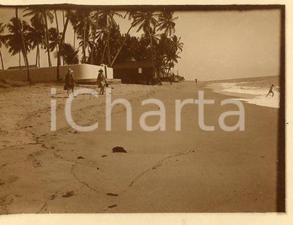 1925 ca BRASILE RIO DE JANEIRO Spiaggia con bagnanti *Foto 12x9 cm (1) Fotografia originale d'epoca.La fotografia proviene da un più vasto album che documenta i viaggi di una famiglia attraverso l'Europa, il Nord Africa e il Sud America.Rappresenta un'interessante testimonianza di viaggi verso luoghi esotici e lontani o verso i principali monumenti dell'Europa dell'epoca. GOOD/buono  Formato: 12x9 cm originale e autentica 1