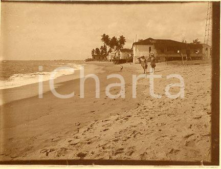 1925 ca BRASILE RIO DE JANEIRO Spiaggia con bagnanti *Foto 12x9 cm (2) Fotografia originale d'epoca.La fotografia proviene da un più vasto album che documenta i viaggi di una famiglia attraverso l'Europa, il Nord Africa e il Sud America.Rappresenta un'interessante testimonianza di viaggi verso luoghi esotici e lontani o verso i principali monumenti dell'Europa dell'epoca. GOOD/buono  Formato: 12x9 cm originale e autentica 1